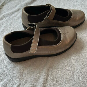 DREW Rose Velcro metallic 9.5 WW MaryJane Like New Pewter